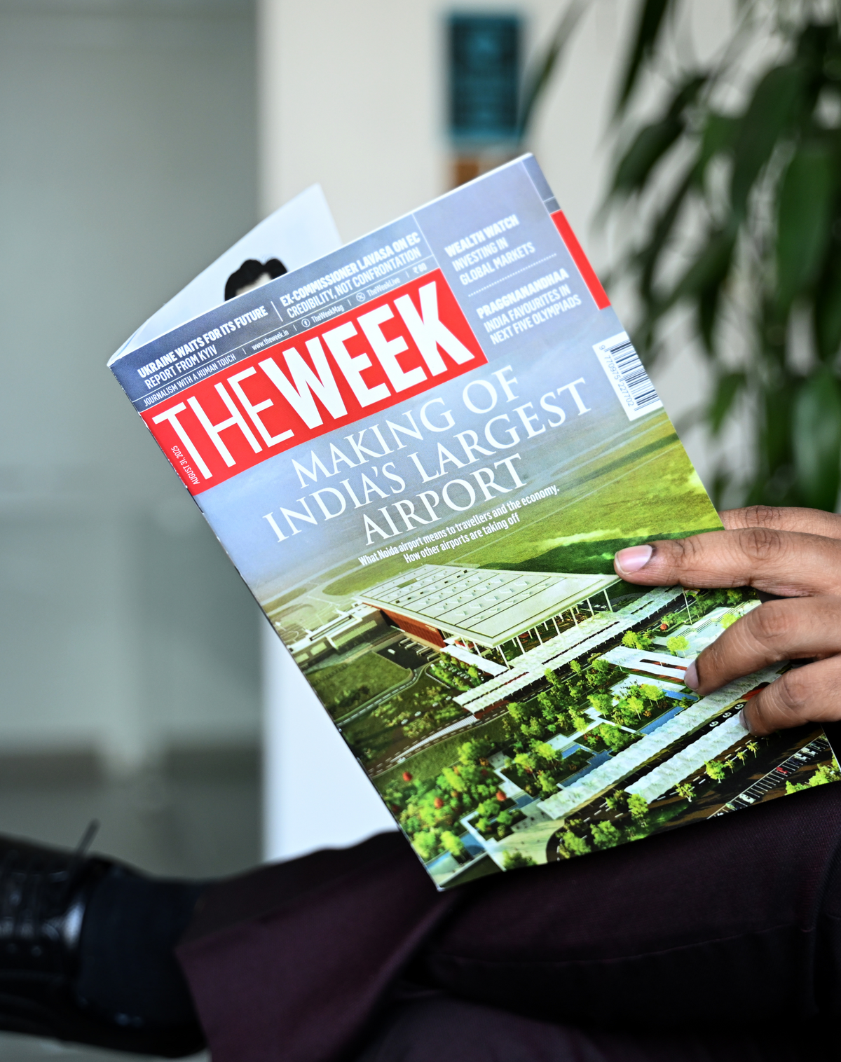The Week Magazine Subscription – 1 Year (52 Issues) & Free Sling Bag